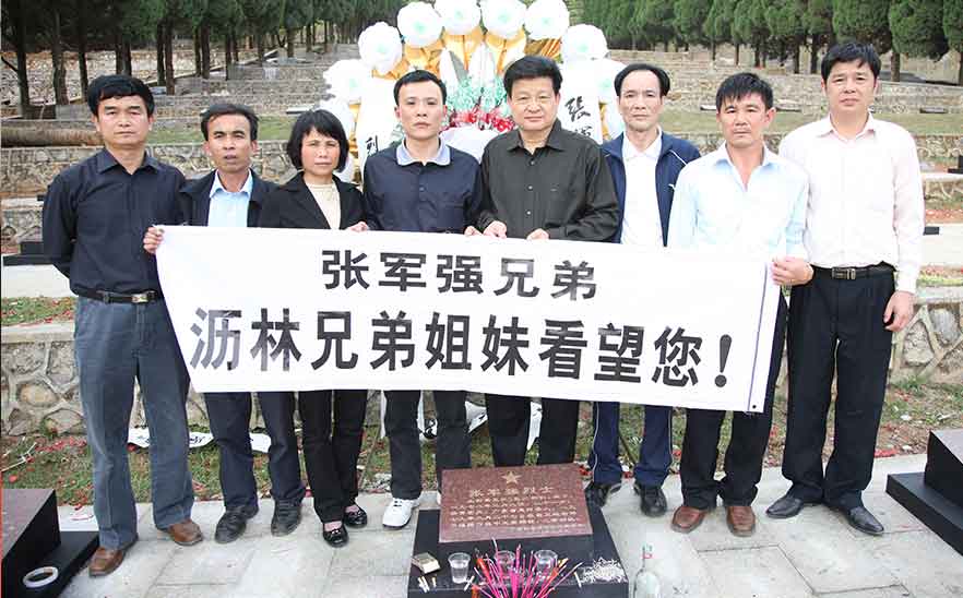 10年清明節(jié)，陳橋頓在瀝林組織曾參加對(duì)越自衛(wèi)反擊戰(zhàn)的退伍老兵、烈士家屬到廣西靖西烈士陵園掃墓