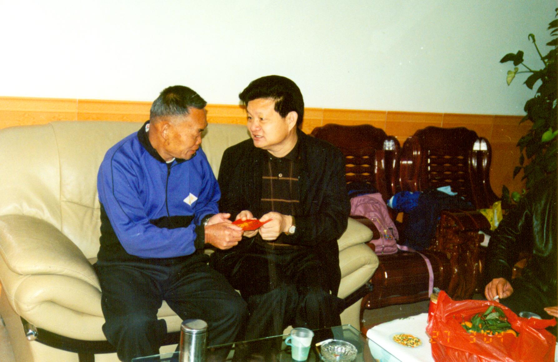 2004年全國(guó)愛(ài)國(guó)擁軍模范、廣東省橋勝集團(tuán)董事長(zhǎng)陳橋頓慰問(wèn)各軍烈屬