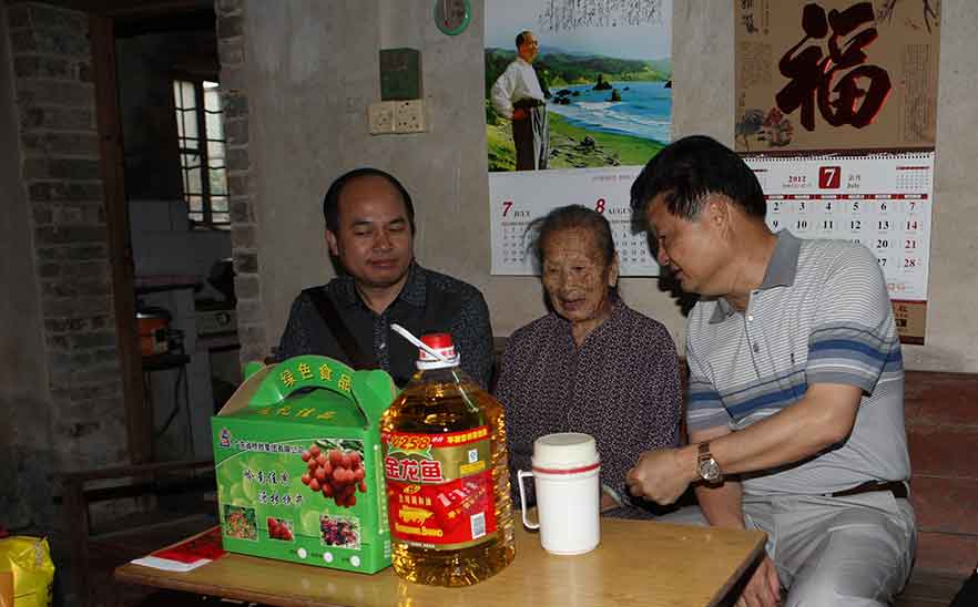 14年，陳橋頓先生看望軍烈屬并送上禮品和慰問(wèn)金