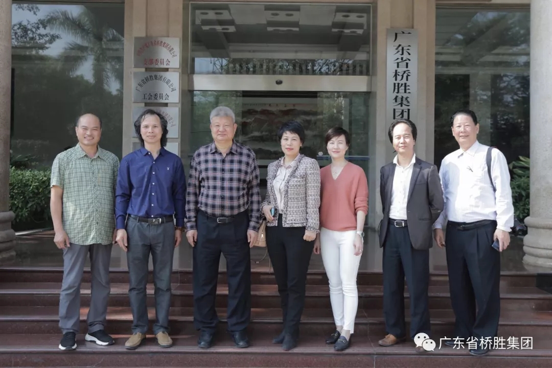 24日上午，北京攝影函授學(xué)院張?jiān)洪L(zhǎng)、惠州分院吳院長(zhǎng)、惠州藝術(shù)攝影協(xié)會(huì)林海會(huì)長(zhǎng)一行到橋勝集團(tuán)參觀訪問(wèn)
