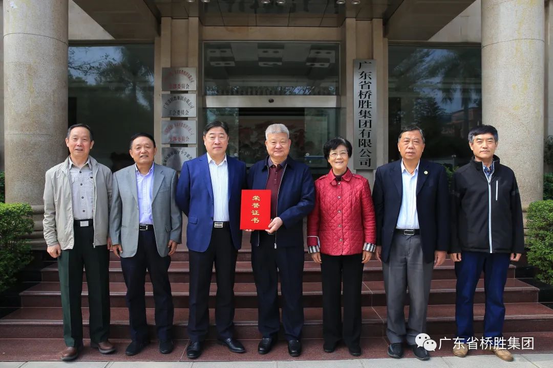 省愛促會特邀原廣州軍區(qū)空軍副參謀長岳喜翠將軍和中共惠州市委常委、組織部長沈亦軍同志等，上門為陳橋頓頒發(fā)抗擊疫情先進個人榮譽證書 