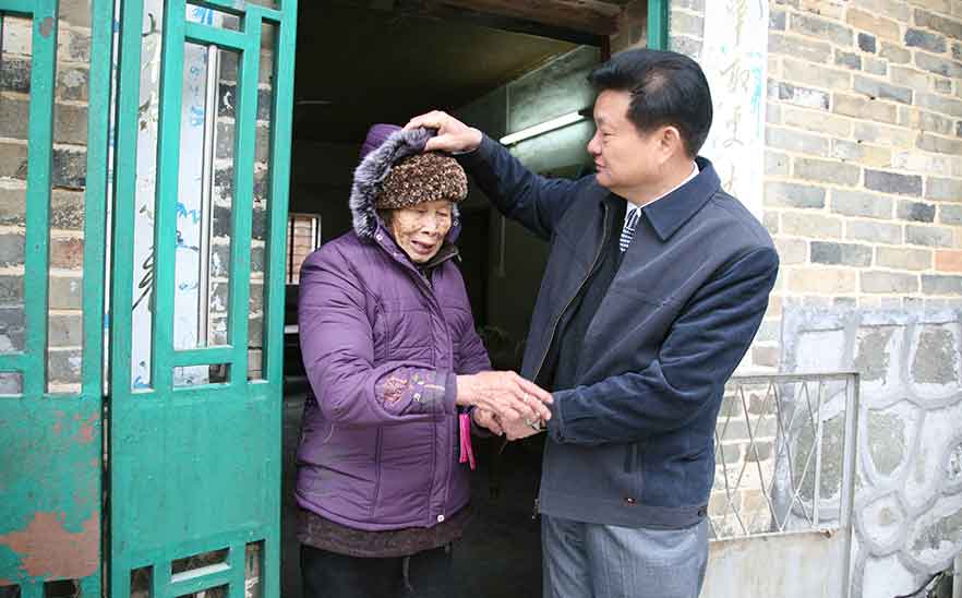 陳橋頓先生每年給烈軍屬送去慰問(wèn)品及慰問(wèn)金——2008年