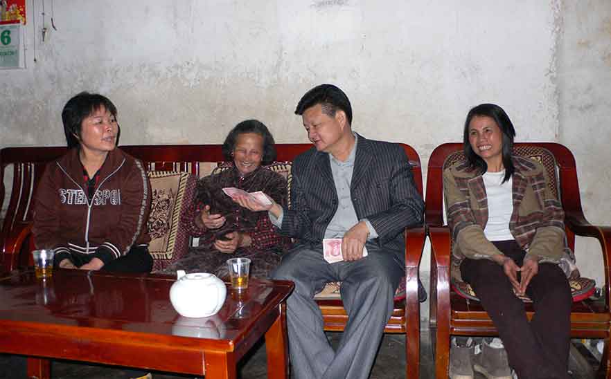 2007年橋勝集團(tuán)董事長(zhǎng)陳橋頓先生為烈屬?gòu)埿骆?、張巖好送慰問(wèn)金