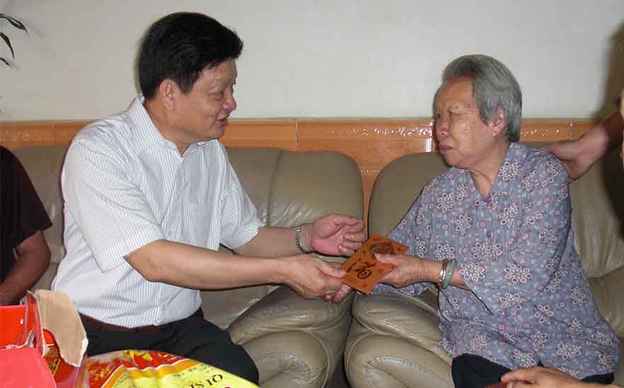 董事長(zhǎng)陳橋頓親自給軍烈屬送慰問(wèn)金——2009年