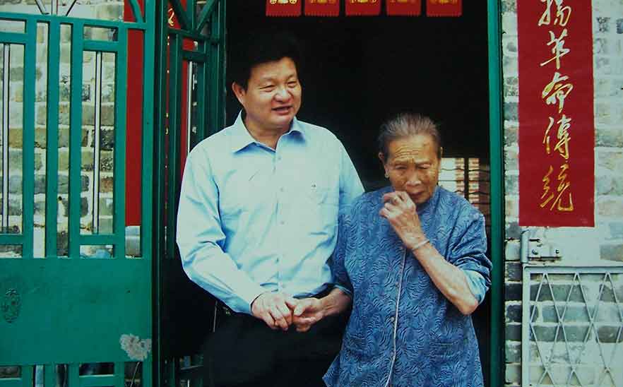 愛(ài)灑人間——2006年橋勝集團(tuán)董事長(zhǎng)陳橋頓先生看望烈屬?gòu)埿骆?、張巖好