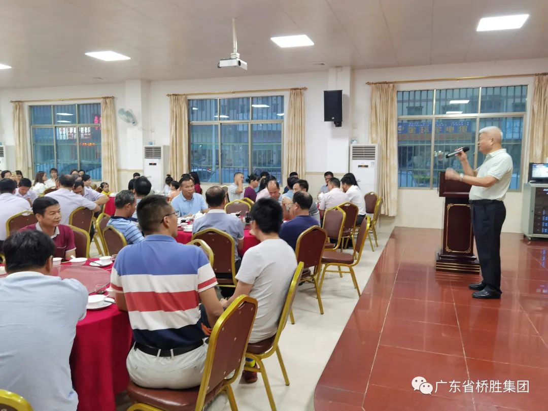 一支教鞭二?清風，三尺講臺桃李芬芳